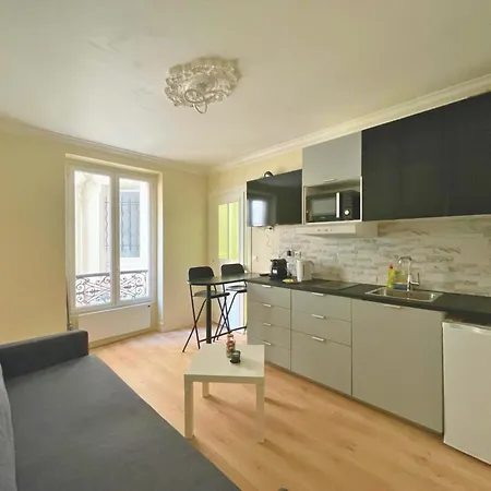 Lit Double Et Salon Avec Canape-lit A 10 Minutes Des Champs Elysees Homestay *