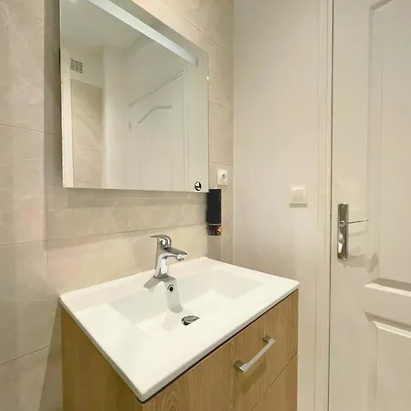 Lit Double Et Salon Avec Canape-lit A 10 Minutes Des Champs Elysees Homestay
